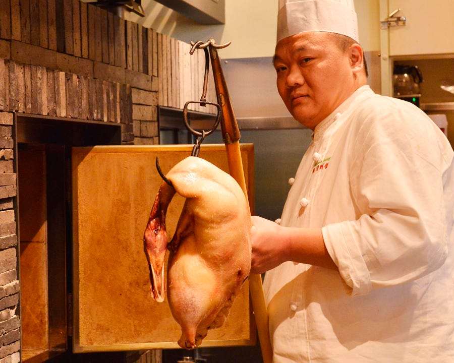 店内の北京ダック専用窯で焼き、お客様の目の前で切り分けます