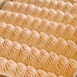 手作りで一枚一枚練った皮に豚肉たっぷり包み、余計な調味料を一切使わず素材だけの旨みを存分に引き出します!!