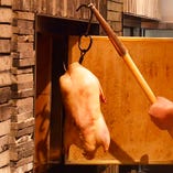 店内の窯で焼き上げる本格北京ダック