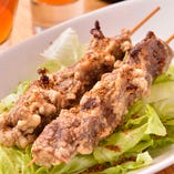 香り高いクミンで包まれたラムの串焼きなど酒のおつまみ多数