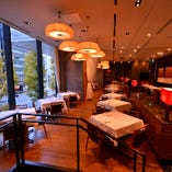 大きな窓が開放的な空間を演出♪広々メインフロア