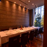 半個室テーブル席〈8～12名様〉パーテーションによるプライベート空間