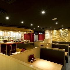 ゆったりと座れるテーブル席の他、自慢のカウンター席も大人気♪