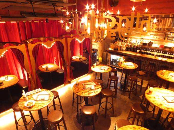 シャンデリアが下がったオペラ風の店内内装