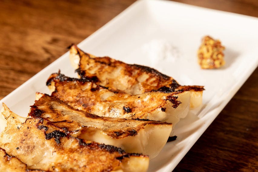 皿に並んだ名物の鴨ギョウザ