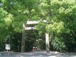 熱田神宮南門の門前でお待ちしております