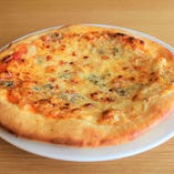 クアトロフォルマッジ（4種のチーズのピザ）
