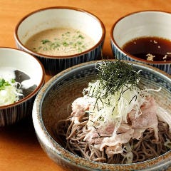 種類豊富◎人気のつけ蕎麦。