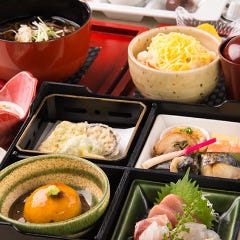 麓屋 京王プラザホテル_色々な食材を、少しずつ豊富に味わっていただけるランチ御膳