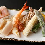 おまかせ天ぷらは魚3種、野菜4種、変わり種1種の全8品