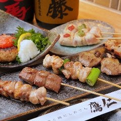 お酒との相性抜群。炭火焼職人が織りなす【大山地鶏串】
