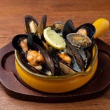 ムール貝とあさりのビール蒸し／Beer-Steamed Mussels＆Clams