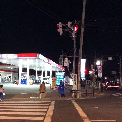 二つ目の信号を渡るとガソリンスタンドがあります。そこを通り過ぎると前方道左手に一軒家が見えます。そこが、ピーナツハウスです。