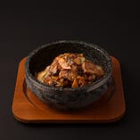 63.牛バラ肉と高菜の石鍋ご飯