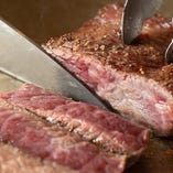 【赤身肉ステーキ】
シェフが目の前で焼く“オーダースタイル”