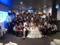 中央に新郎新婦の高砂席を設置、レイアウトは自由自在!