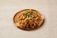 日本橋三越ビアガーデン グリルテラス日本橋_当店自慢のソース焼きそばを、〆の一品として。揚げ物単品はもちろん、お得な盛り合わせメニューもございます。