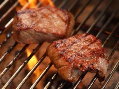 日本橋三越ビアガーデン グリルテラス日本橋_食べ応えがある厚さのお肉がジューシーに仕上がります。焼き方の手順をご確認ください。