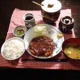 りんごソースかつ定食（ひれ）りんごをベースに優しいフルーティーソースをお楽しみ下さい。