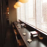 夜景を眺めながらゆったり…カウンター席