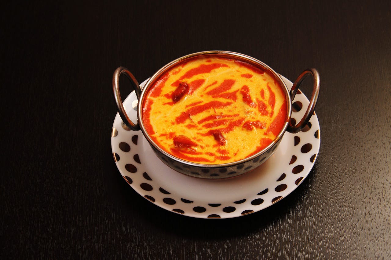 生クリームをたっぷりかけたバターチキンカレー