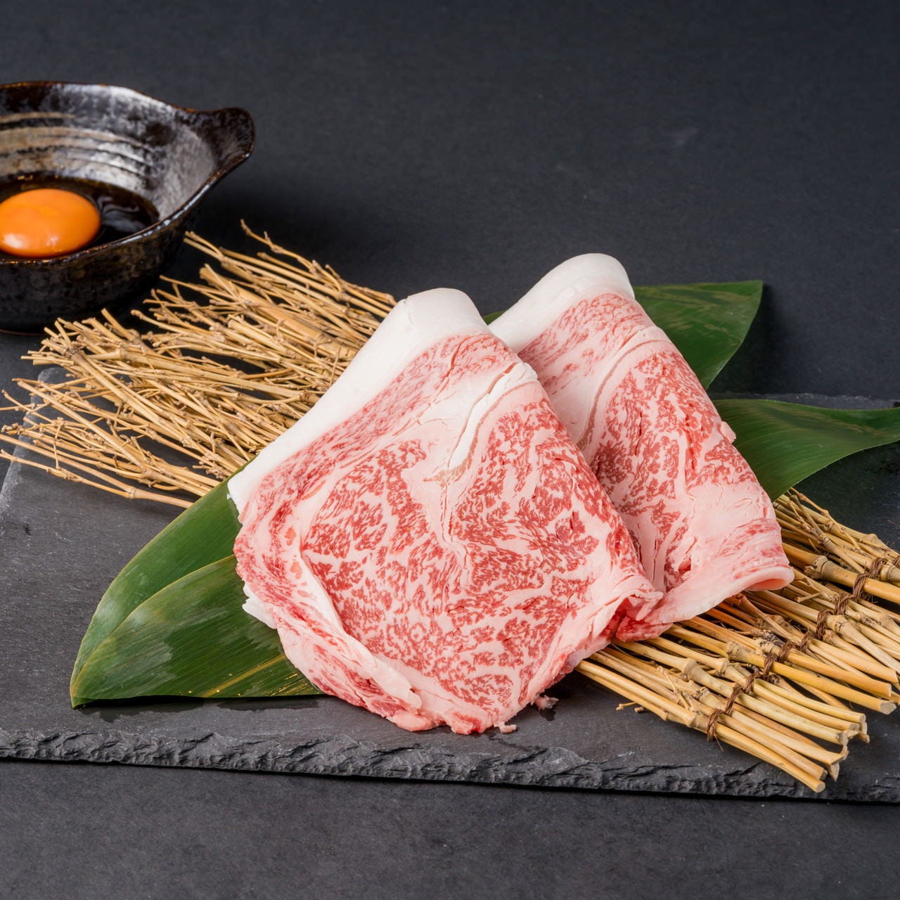 焼肉 龍王館 佐賀駅前店_高級部位のサーロインをサッと炙って生卵に漬ける焼きすきが自慢