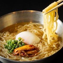 焼肉 龍王館 佐賀駅前店_【盛岡冷麺】
〆は麺を楽しみたい…そんな皆様には盛岡冷麺がおすすめ。焼肉を食べた後に食べるさっぱりとした冷麺は最高の一言。スッキリとした味わいのスープと手作りのキムチや薬味が絶妙にマッチした、当店自慢の〆の一品です。