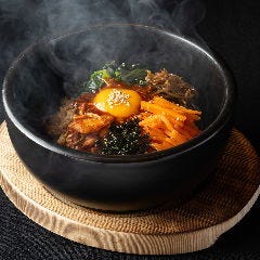焼肉 龍王館 佐賀駅前店_【石焼ビビンバ】
佐賀県産米「さがびより」を使った、焼肉店の定番「石焼ビビンバ」。たっぷり盛られた具材と濃厚な生卵をかき混ぜてお召し上がりください。香ばしいおこげが楽しめるのも石焼ならでは。焼肉のあとの〆にぜひ。