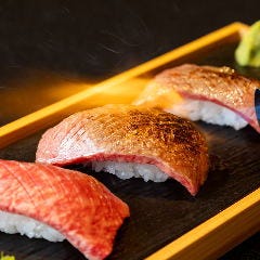 焼肉 龍王館 佐賀駅前店_【肉寿司】
豪快にバーナーで炙る黒毛和牛の直火焼き寿司。直火焼きすることで、凝縮された肉の旨味とほど良い香ばしさをお楽しみいただけます。口の中でとろける佐賀牛を心ゆくまでご堪能ください。