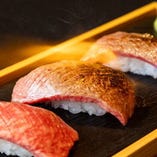黒毛和牛の直火焼き寿司は肉の旨味と芳ばしい香りが味わえる一品