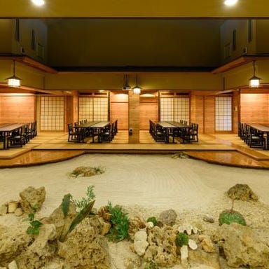 琉球料理と琉球舞踊 四つ竹 久米店 店内の画像