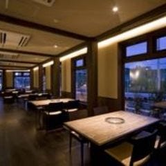 開放的な店内で寛ぎのひと時を