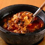 「石焼麻婆豆腐」は食感も楽しめる肉厚に挽いた国産豚ミンチ入り！熱々の石焼きどんぶりでお出しします。