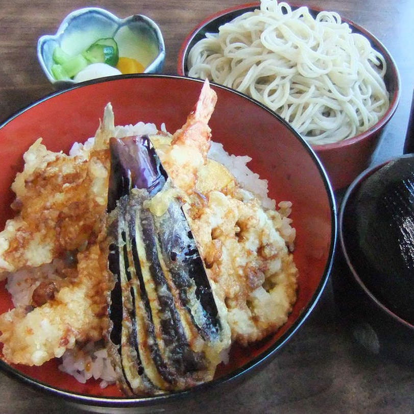 小鉢とせいろそばが並んでいる「ランチ天丼」