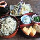 そばいなりと、そば豆腐に、天ぷら、おそばが付いた「分倍御膳」
