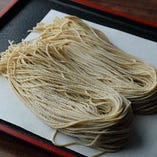 北海道産など香り高い国産蕎麦粉で仕立てる手打ち蕎麦は必食