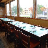 テーブル席は横並びに配置し人数に合わせた宴会席としてもご利用可能です