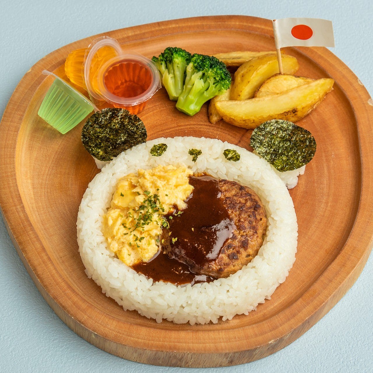 キッズハンバーグプレートがブラウンのプレートに盛られた様子