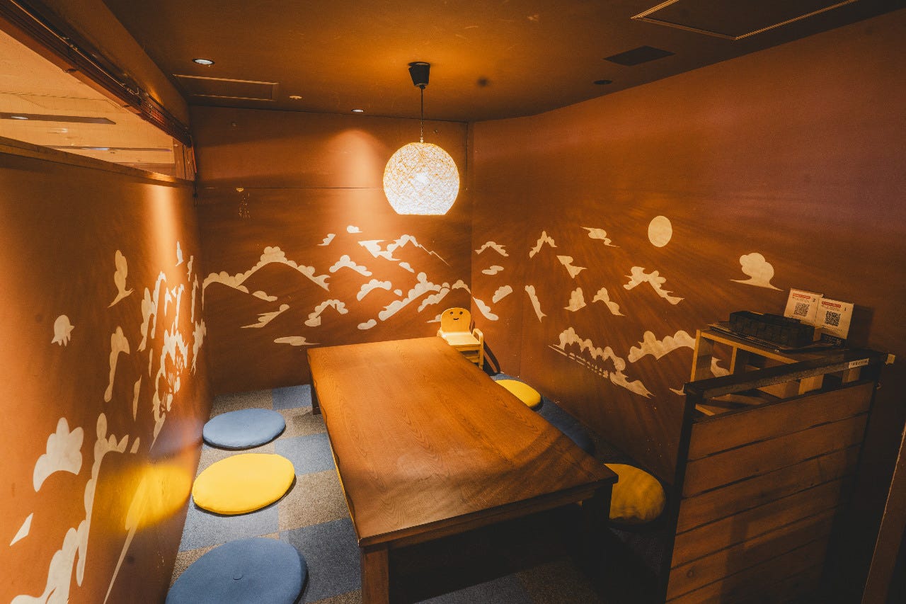 ブラウンを基調としたkawara CAFEDINING 川崎モアーズ店の座敷半個室席