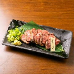 ホルモンの旨い店 焼肉十兵衛_名物のチレ刺し、フワたたきが大人気