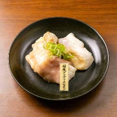 ホルモンの旨い店 焼肉十兵衛_【人気ナンバーワン】
プリプリの食感と、噛むほどに口いっぱいに広がる甘みたっぷりの脂がたまらない「国産ぷりぷりホルモン」!さっぱりと味わえる自慢の「ホルモン専用ダレ」をたっぷり絡めてどうぞ。濃厚な旨味に、ご飯もお酒もどんどん進みます!