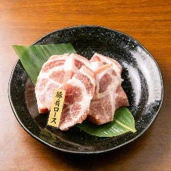 ホルモンの旨い店 焼肉十兵衛_【カジュアルコース】
名物のネギ塩タンをはじめ、当店自慢のホルモン3種盛りを楽しめるカジュアルコースです。お肉の合間に嬉しいシャキシャキのサラダやキムチ、こだわりの肉刺しもセットに。お食事の最後は、熱々のスープ、激旨ビビンバ、お口直しのひんやりアイスで大満足の締めくくりをどうぞ♪