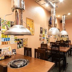 ホルモンの旨い店 焼肉十兵衛_ 【テーブル席/4名様卓&times;3】気の合う同僚との飲み会に最適！心地よい和モダン空間