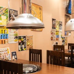 ホルモンの旨い店 焼肉十兵衛_ 【テーブル席/4名様卓&times;3】気の合う同僚との飲み会に最適！心地よい和モダン空間