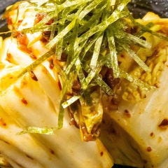 ホルモンの旨い店 焼肉十兵衛_おつまみに自家製キムチが大人気！お酒と共にお楽しみください