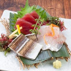 地元の鮮魚店から仕入れる新鮮なお刺身盛り合わせ