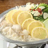 ぷりぷりとした牛もつの旨みを引き立てる「レモンもつ鍋」