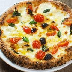 クリスピーな食感が絶妙♪窯焼き熱々ピッツァでイタリアを満喫