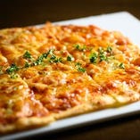 3種チーズのタルトフランベ～薄生地おつまみピザ～