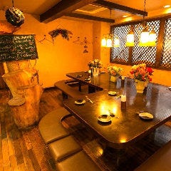 南欧料理のお店タパス_温かみのある居心地の良い空間へとお客様をご案内いたします
